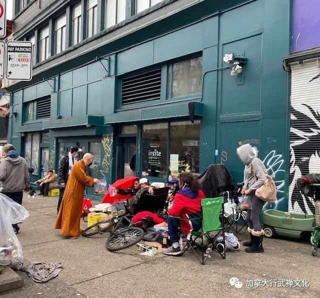 元宵佳节-释行武法师温哥华街头派发免费食物水果予露宿者