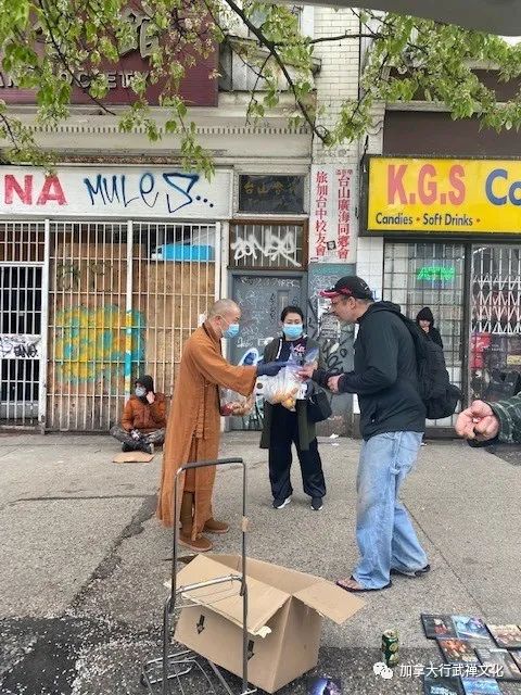 Master Shi Xing Wu of Xing Wu Zen Temple and volunteers distribute free food on the streets