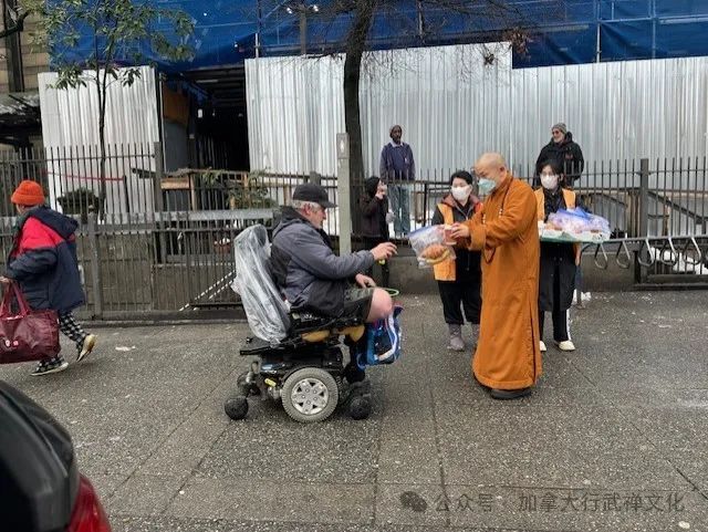Xing Wu Zen Temple volunteered to give food on the streets