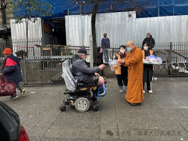 腊八节，释行武法师与弟子义工街头施食，恭迎释迦牟尼佛成道日